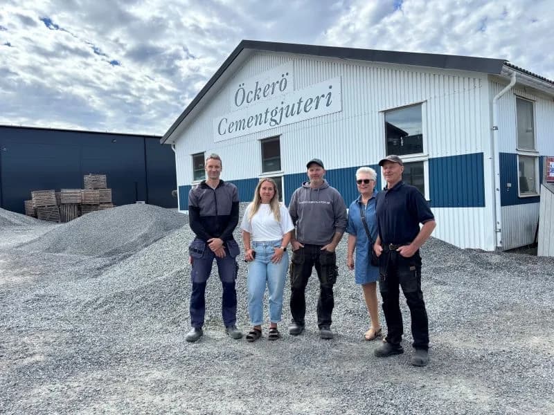 Personalen på Öckerö Cementgjuteri utanför butiken på Öckerö